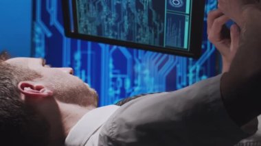 Komisyonculardan oluşan bir ekip, çalışma istasyonu ve analiz teknolojisini kullanarak ofiste çalışıyor. Profesyonel tüccarların işyeri. Küresel finans piyasaları, iş stratejisi, döviz kurları ve bankacılık kavramları.