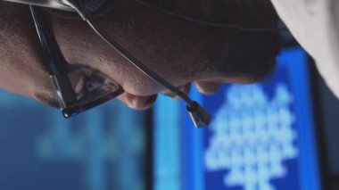 Komisyonculardan oluşan bir ekip, çalışma istasyonu ve analiz teknolojisini kullanarak ofiste çalışıyor. Profesyonel tüccarların işyeri. Küresel finans piyasaları, iş stratejisi, döviz kurları ve bankacılık kavramları.