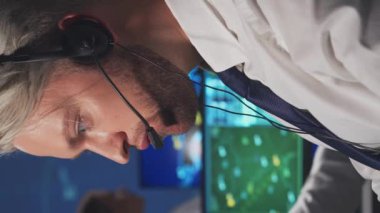 Kontrol kulesindeki hava trafik kontrolörlerinin işyeri. Profesyonel uçak kontrol subayları radar, bilgisayar navigasyon ve dijital haritalar kullanarak çalışırlar. Havacılık kavramı.