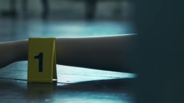 Bir Ölenler Evi 'nde Bir Olay Yeri İnceleme. Ölü adam, Polis Hattı, İpuçları ve Kanıtlar. Seri katil ve dedektif soruşturması kavramı.