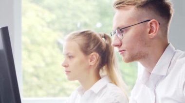 E-posta destek merkezinde çeşitli genç profesyonellerden oluşan bir ekip çalışıyor. Satış müdürlerinin çalıştığı gün. İş kavramı, danışmanlık ve e-posta yoluyla sorun çözme.