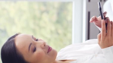 E-posta destek merkezinde çeşitli genç profesyonellerden oluşan bir ekip çalışıyor. Satış müdürlerinin çalıştığı gün. İş kavramı, danışmanlık ve e-posta yoluyla sorun çözme.