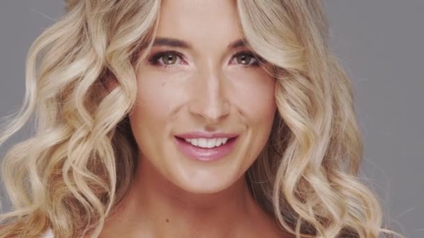 Studio Portrét Mladé Krásné Blond Ženy Přes Šedé Pozadí Koncept — Stock video