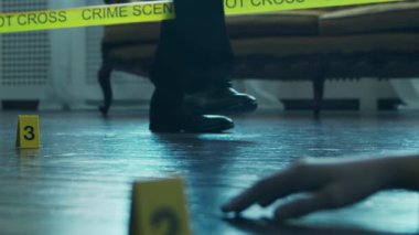 Dedektif Suç Mahalli 'nde Kanıt Topluyor. Adli Tıp Uzmanları Ölü Bir Kişinin Evinde Uzman Yapıyor. Profesyonel Polis Memuru 'nun Cinayet Soruşturması.