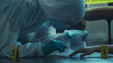 Dedektif Suç Mahalli 'nde Kanıt Topluyor. Adli Tıp Uzmanları Ölü Bir Kişinin Evinde Uzman Yapıyor. Profesyonel Polis Memuru 'nun Cinayet Soruşturması.