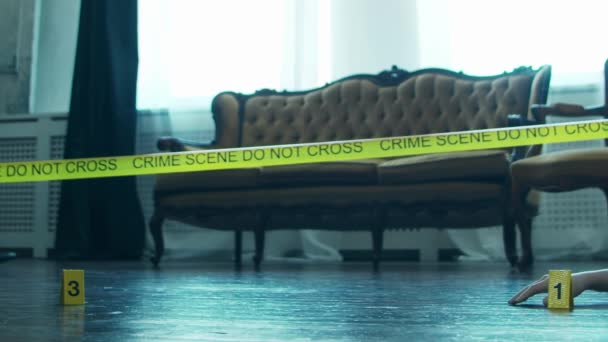 Детектив Збирає Докази Місці Злочину Судово Медичні Фахівці Проводять Експертизу — стокове відео