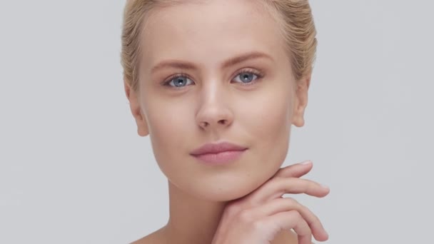 Студійний Портрет Молодої Красивої Натуральної Блондинки Вертикальне Відео Ліфтинг Обличчя — стокове відео