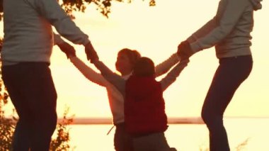 Aile gün batımında kırsalda yürür. Aşk kavramı, aile bakımı ve çocuklar..