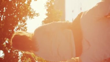 Aile gün batımında kırsalda yürür. Aşk kavramı, aile bakımı ve çocuklar. Dikey video.