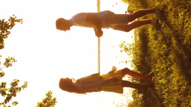 在海边快乐的一对 农村的田野和树木 日落或日出时的暖色 恋爱中的男人和女人生活方式概念 — 图库视频影像