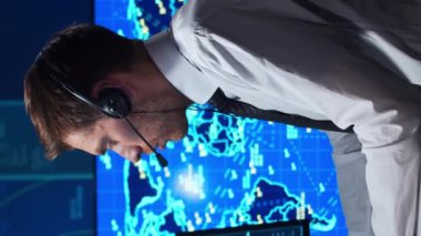 Kontrol kulesindeki hava trafik kontrolörlerinin işyeri. Profesyonel uçak kontrol subayları radar, bilgisayar navigasyon ve dijital haritalar kullanarak çalışırlar. Havacılık kavramı.