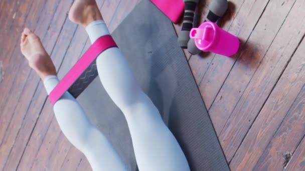 Spor Giyim Sektöründe Genç Sportif Bir Kız Mekanda Egzersiz Yaparken — Stok video
