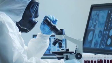 Hastane ofisinde çalışan profesyonel tıp doktoru bilgisayar araştırması yapıyor. Tıp, sağlık ve teknoloji kavramı. Dikey video.