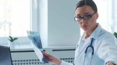 Hastane ofisinde çalışan profesyonel tıp doktorları bilgisayar araştırması yapıyor. Tıp, sağlık ve teknoloji kavramı. Dikey video.