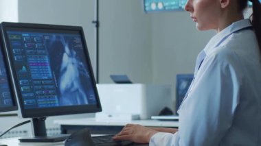 Hastane ofisinde çalışan profesyonel tıp doktoru bilgisayar araştırması yapıyor. Tıp, sağlık ve teknoloji kavramı.