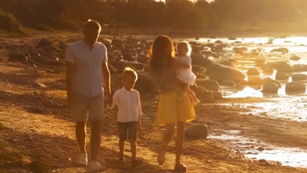 Lycklig Familj Nära Havet Fält Och Träd Landsbygden Varma Färger Royaltyfri Stockfilm