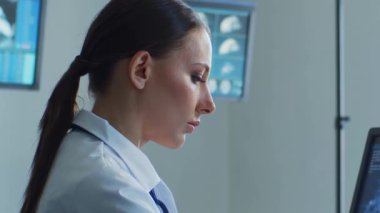 Hastane ofisinde çalışan profesyonel tıp doktoru bilgisayar araştırması yapıyor. Tıp, sağlık ve teknoloji kavramı.
