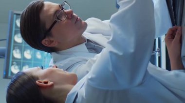 Hastane ofisinde çalışan profesyonel tıp doktorları bilgisayar araştırması yapıyor. Tıp, sağlık ve teknoloji kavramı. Dikey video.