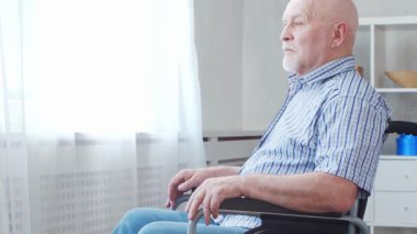 Yaşlı adam. Huzurevindeki yaşlı hasta. Yardım, rehabilitasyon ve sağlık hizmetleri kavramı.