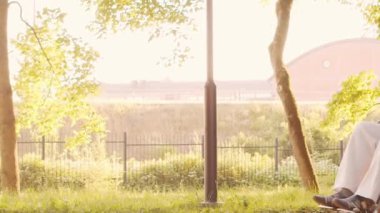 Afro-Amerikalı bakıcı ve yaşlı adam. Bakımevindeki profesyonel hemşire ve hastası. Yardım, rehabilitasyon ve sağlık hizmetleri kavramı.