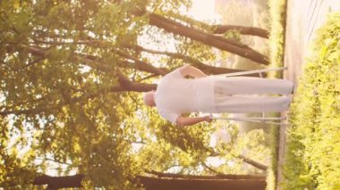 Yaşlı adam. Huzurevindeki yaşlı hasta. Yardım, rehabilitasyon ve sağlık hizmetleri kavramı.