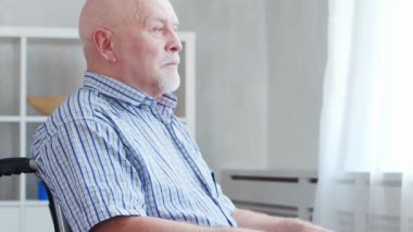 Yaşlı adam. Huzurevindeki yaşlı hasta. Yardım, rehabilitasyon ve sağlık hizmetleri kavramı.