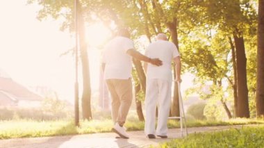 Afro-Amerikalı bakıcı ve yaşlı adam. Bakımevindeki profesyonel hemşire ve hastası. Yardım, rehabilitasyon ve sağlık hizmetleri kavramı.