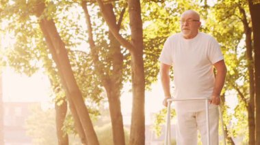 Yaşlı adam. Huzurevindeki yaşlı hasta. Yardım, rehabilitasyon ve sağlık hizmetleri kavramı.