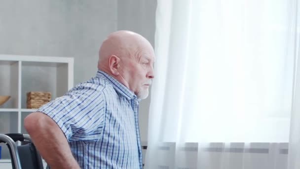 Öreg Ember Idős Beteg Egy Idősek Otthonában Segítségnyújtás Rehabilitáció Egészségügyi — Stock videók
