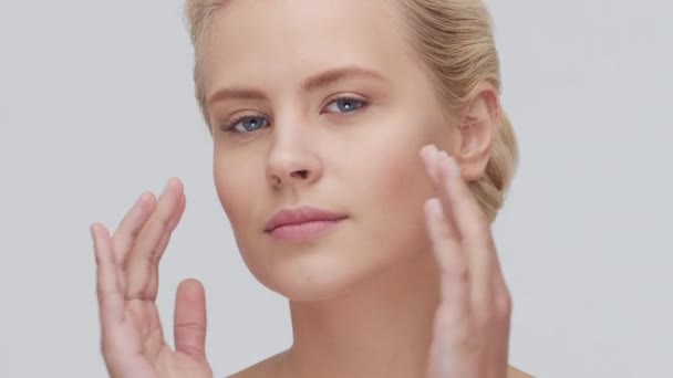 Studioporträt Einer Jungen Schönen Und Natürlichen Blonden Frau Die Hautpflegecreme lizenzfreies Stockvideo