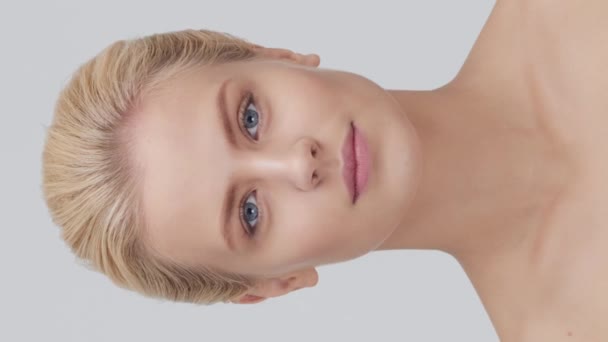 Studioporträt Einer Jungen Schönen Und Natürlichen Blonden Frau Die Hautpflegecreme Stockvideo