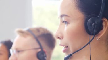 Genç profesyonellerden oluşan çeşitli ekipler telefon destek ofisinde çalışıyor. Çağrı merkezinde satış müdürlerinin çalışma günü. İş kavramı, telefon danışmanlığı ve sorun çözme.