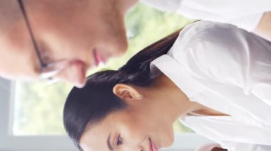E-posta destek merkezinde çeşitli genç profesyonellerden oluşan bir ekip çalışıyor. Satış müdürlerinin çalıştığı gün. İş kavramı, danışmanlık ve e-posta yoluyla sorun çözme.