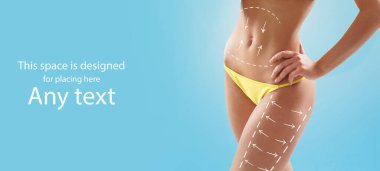 Mayo giymiş ince ve sportif vücutlu güzel bir kadın midesinde ve bacaklarında oklar var. Yağ kaybı, yağ aldırma ve selülit temizleme konsepti.