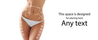 Mayo giymiş ince ve sportif vücutlu güzel bir kadın midesinde ve bacaklarında oklar var. Yağ kaybı, yağ aldırma ve selülit temizleme konsepti.