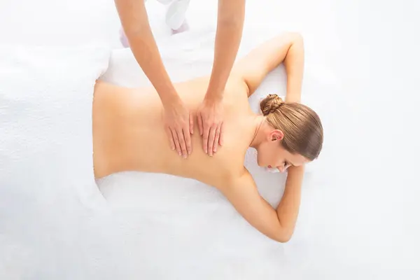 Ung Kvinna Får Massage Behandling Över Vit Bakgrund Spa Sjukvård Royaltyfria Stockbilder