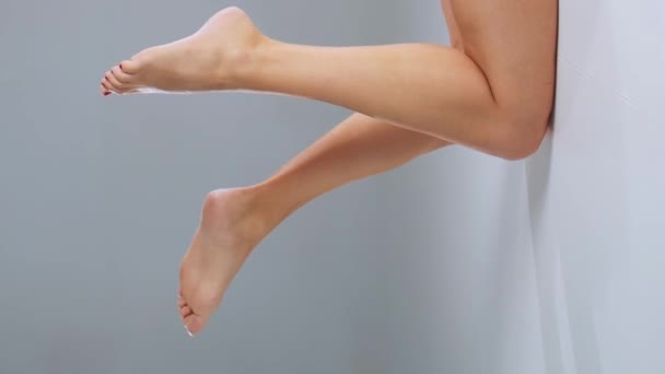 Nogi Wysportowana Piękna Kobieta Białym Stroju Kąpielowym Pozująca Szarym Tle — Wideo stockowe