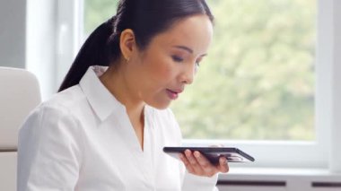 Asyalı kadın e-posta destek merkezinde çalışıyor. Satış müdürlerinin çalıştığı gün. İş kavramı, danışmanlık ve e-posta yoluyla sorun çözme.