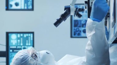 Hastane ofisinde çalışan profesyonel tıp doktorları bilgisayar araştırması yapıyor. Tıp, sağlık ve teknoloji kavramı. Dikey video.