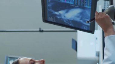 Hastane ofisinde çalışan profesyonel tıp doktorları bilgisayar araştırması yapıyor. Tıp, sağlık ve teknoloji kavramı. Dikey video.