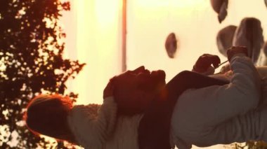 Aile gün batımında kırsalda yürür. Aşk kavramı, aile bakımı ve çocuklar. Dikey video.