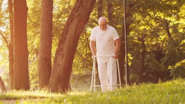 Yaşlı adam. Huzurevindeki yaşlı hasta. Yardım, rehabilitasyon ve sağlık hizmetleri kavramı.