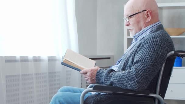 Staruszku Starszy Pacjent Domu Opieki Koncepcja Pomocy Rehabilitacji Opieki Zdrowotnej — Wideo stockowe