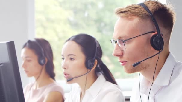 多样化的年轻专业人员团队正在电话支助办公室工作 销售经理在呼叫中心的工作日 业务概念 电话咨询和解决问题 — 图库视频影像