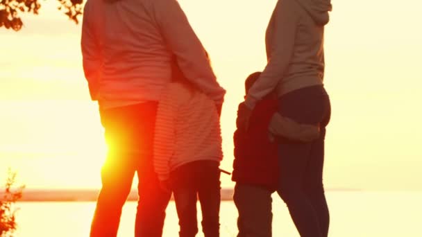 Οικογένεια Βόλτες Στην Ύπαιθρο Κατά Διάρκεια Του Ηλιοβασιλέματος Έννοια Της — Αρχείο Βίντεο