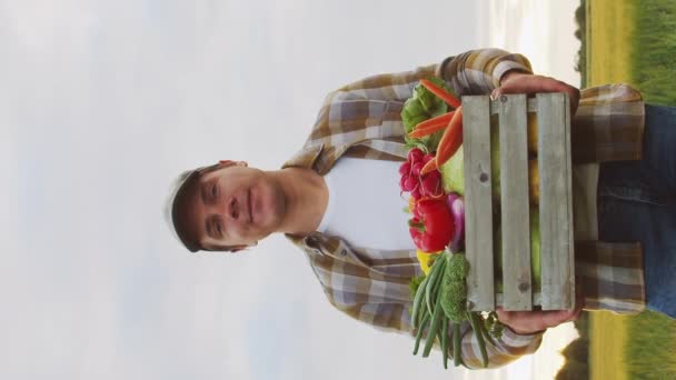 Farmer Vegetable Box Man Walking Countryside Field Concept Country Life — Vídeo de Stock