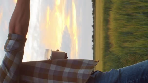 日没する農業の風景の前に農民の植え付けの種 田舎の田舎にいる男 国の生活 食糧生産 カントリーライフスタイルのコンセプト — ストック動画