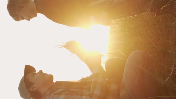 農夫と息子は日没する農業の風景の前に立った 田舎の田舎にいる男と少年 田舎生活 カントリーライフスタイルの概念 バーティカルビデオ — ストック動画