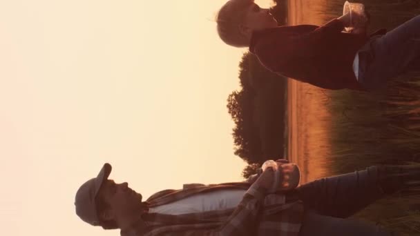 農夫と息子は日没する農業の風景の前に立った 田舎の田舎にいる男と少年 田舎生活 カントリーライフスタイルの概念 バーティカルビデオ — ストック動画