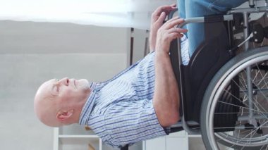 Yaşlı adam. Huzurevindeki yaşlı hasta. Yardım, rehabilitasyon ve sağlık hizmetleri kavramı.